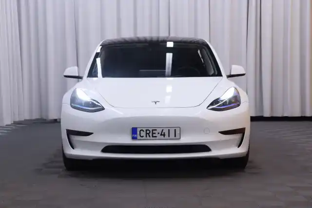 Valkoinen Sedan, Tesla Model 3 – CRE-411