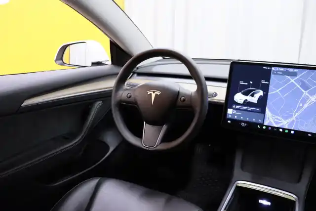 Valkoinen Sedan, Tesla Model 3 – CRE-411