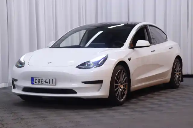 Valkoinen Sedan, Tesla Model 3 – CRE-411