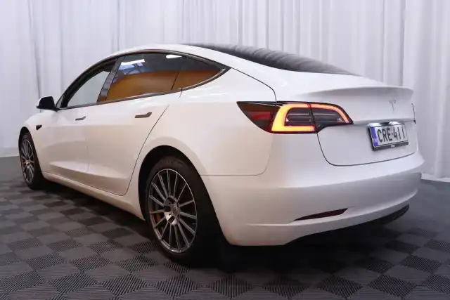 Valkoinen Sedan, Tesla Model 3 – CRE-411