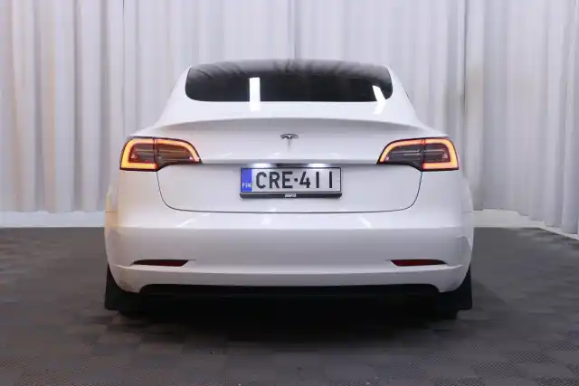 Valkoinen Sedan, Tesla Model 3 – CRE-411