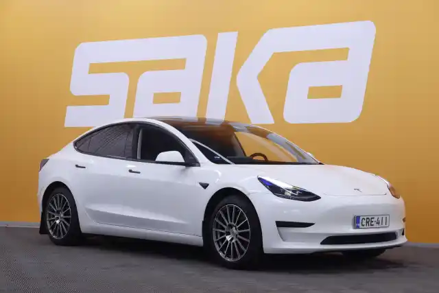 Valkoinen Sedan, Tesla Model 3 – CRE-411