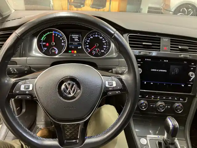 Harmaa Viistoperä, Volkswagen Golf – CRI-642