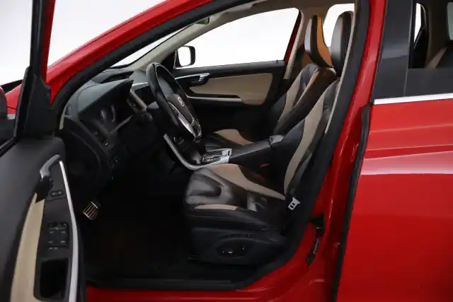 Punainen Maastoauto, Volvo XC60 – CRK-802
