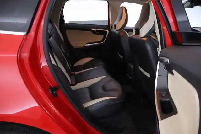Punainen Maastoauto, Volvo XC60 – CRK-802