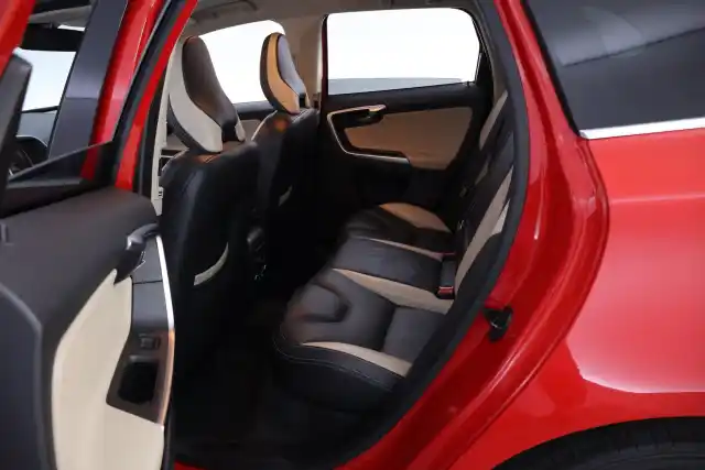 Punainen Maastoauto, Volvo XC60 – CRK-802