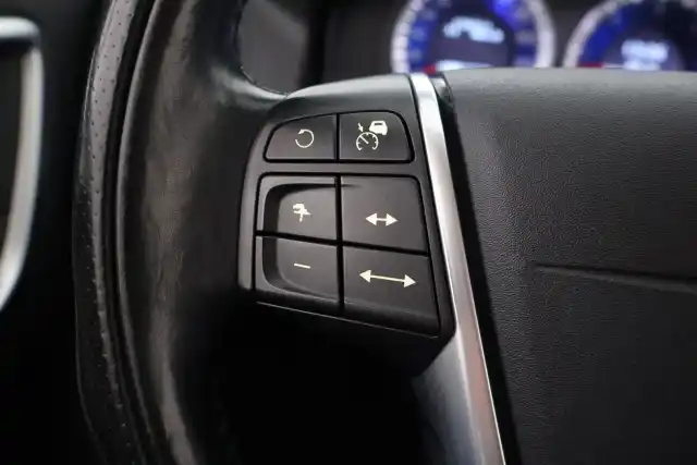 Punainen Maastoauto, Volvo XC60 – CRK-802