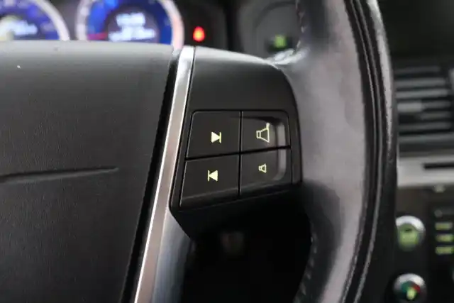 Punainen Maastoauto, Volvo XC60 – CRK-802