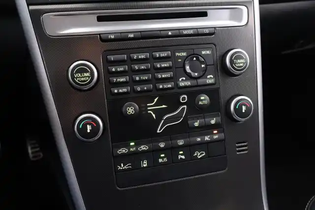 Punainen Maastoauto, Volvo XC60 – CRK-802