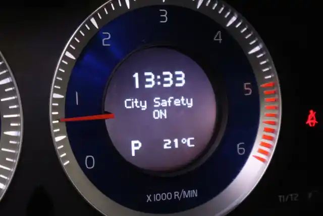 Punainen Maastoauto, Volvo XC60 – CRK-802