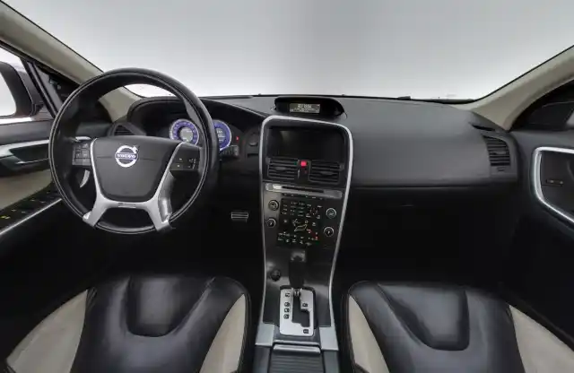 Punainen Maastoauto, Volvo XC60 – CRK-802
