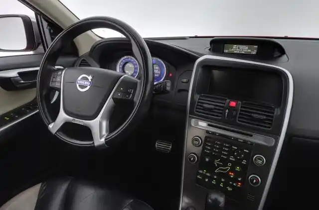 Punainen Maastoauto, Volvo XC60 – CRK-802