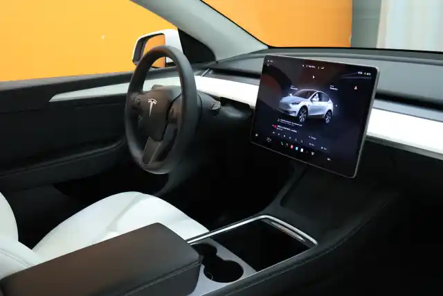 Valkoinen Maastoauto, Tesla Model Y – CRS-763