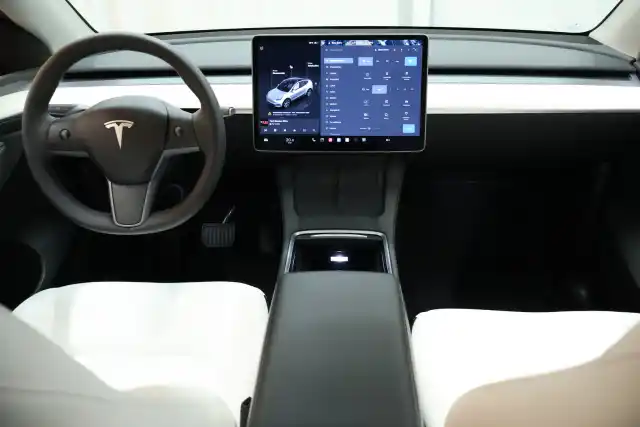 Valkoinen Maastoauto, Tesla Model Y – CRS-763