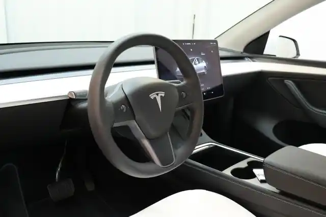 Valkoinen Maastoauto, Tesla Model Y – CRS-763