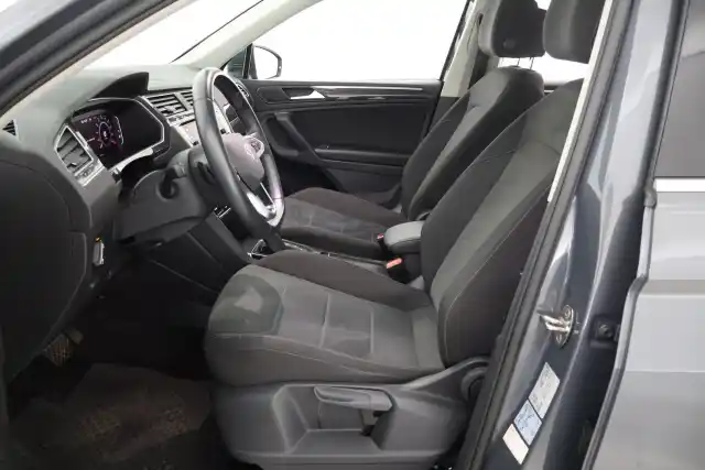 Harmaa Maastoauto, Volkswagen Tiguan – CRT-289