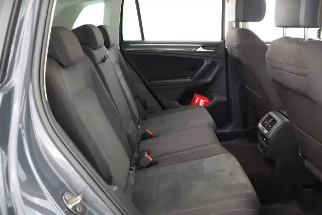 Harmaa Maastoauto, Volkswagen Tiguan – CRT-289