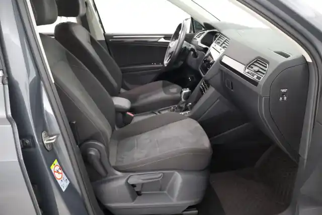 Harmaa Maastoauto, Volkswagen Tiguan – CRT-289