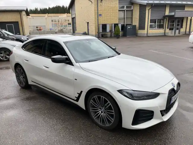 Valkoinen Sedan, BMW i4 M50 – CRY-501
