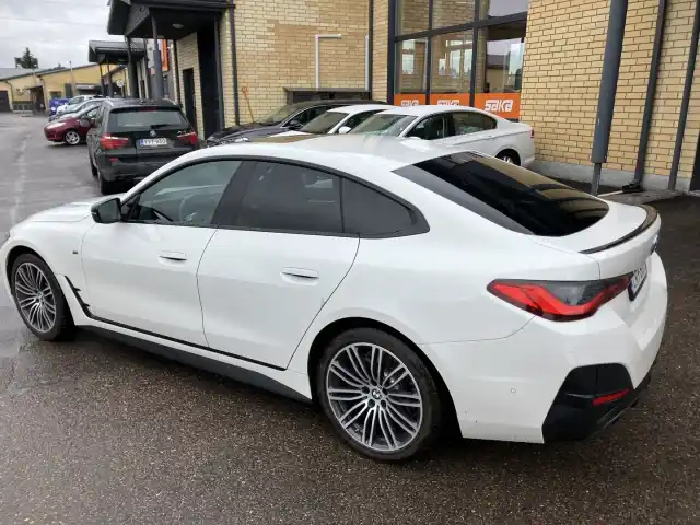 Valkoinen Sedan, BMW i4 M50 – CRY-501