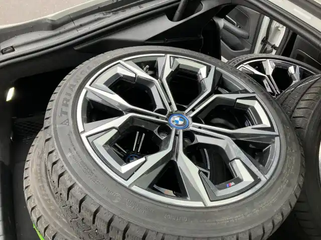 Valkoinen Sedan, BMW i4 M50 – CRY-501
