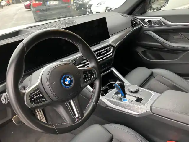 Valkoinen Sedan, BMW i4 M50 – CRY-501