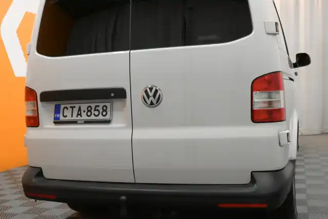 Valkoinen Pakettiauto, Volkswagen Transporter – CTA-858