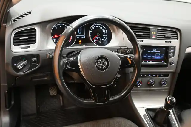 Musta Viistoperä, Volkswagen Golf – CTA-909