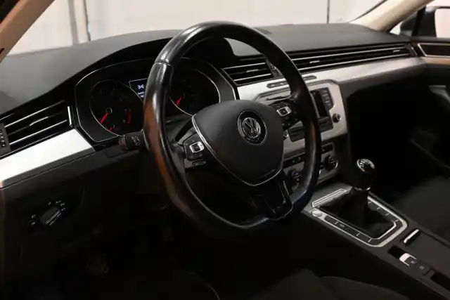 Harmaa Sedan, Volkswagen Passat – CTB-681