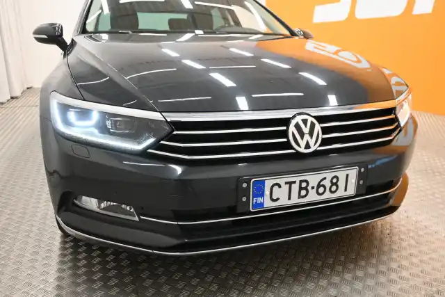 Harmaa Sedan, Volkswagen Passat – CTB-681
