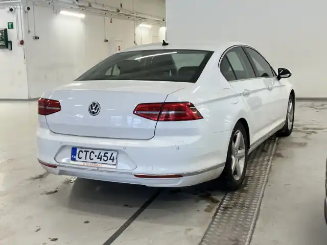 Valkoinen Sedan, Volkswagen Passat – CTC-454