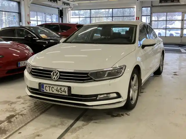 Valkoinen Sedan, Volkswagen Passat – CTC-454