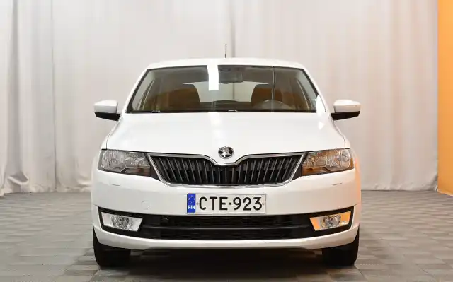 Valkoinen Sedan, Skoda Rapid – CTE-923