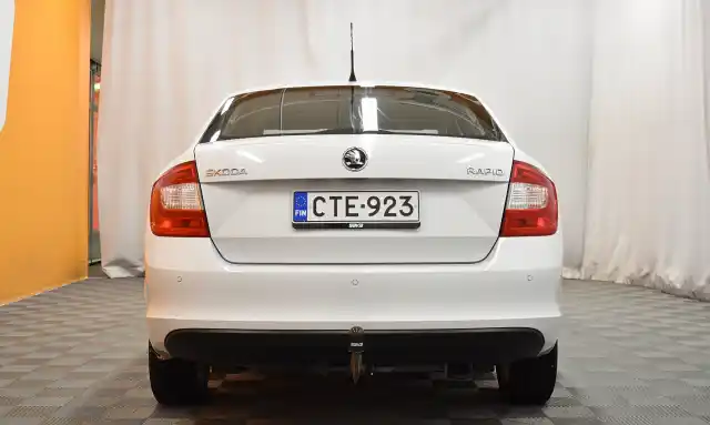 Valkoinen Sedan, Skoda Rapid – CTE-923