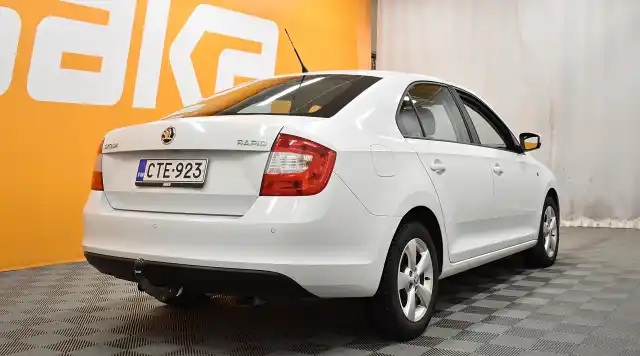 Valkoinen Sedan, Skoda Rapid – CTE-923