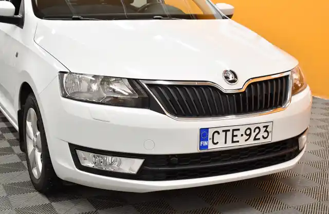 Valkoinen Sedan, Skoda Rapid – CTE-923