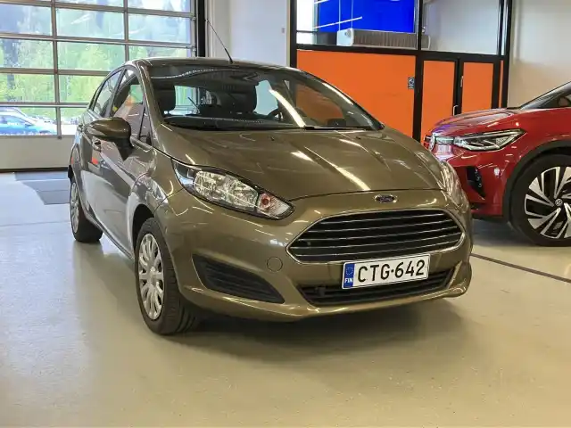 Beige Viistoperä, Ford Fiesta – CTG-642