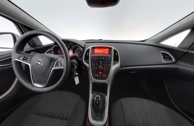 Valkoinen Viistoperä, Opel Astra – CTH-117