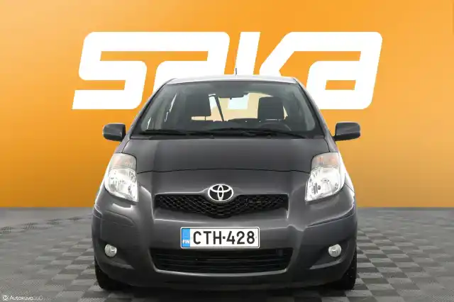 Harmaa Viistoperä, Toyota Yaris – CTH-428