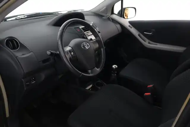 Harmaa Viistoperä, Toyota Yaris – CTH-428