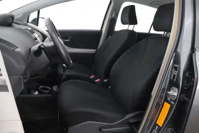 Harmaa Viistoperä, Toyota Yaris – CTH-428