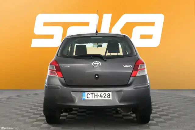 Harmaa Viistoperä, Toyota Yaris – CTH-428