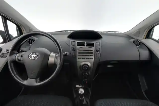 Harmaa Viistoperä, Toyota Yaris – CTH-428