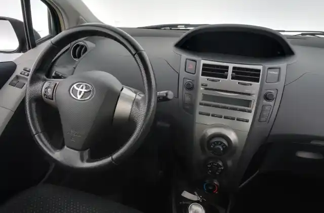 Harmaa Viistoperä, Toyota Yaris – CTH-428