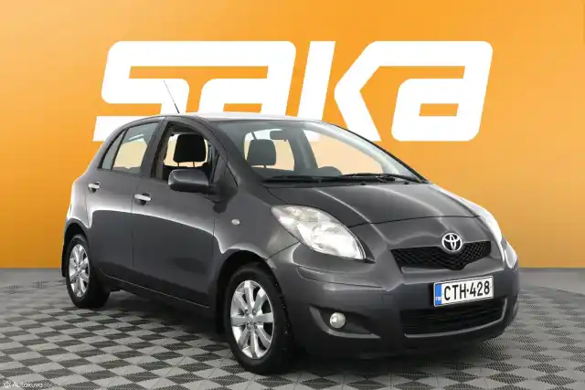 Harmaa Viistoperä, Toyota Yaris – CTH-428