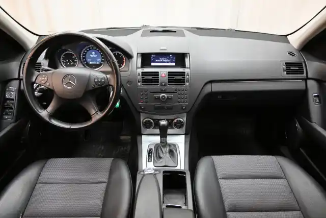 Harmaa Sedan, Mercedes-Benz C – CTI-100