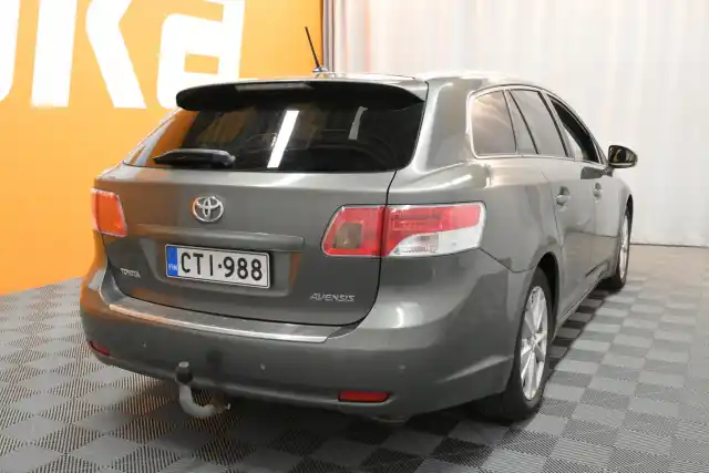 Vihreä Farmari, Toyota Avensis – CTI-988