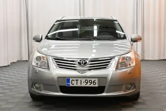 Harmaa Farmari, Toyota Avensis – CTI-996