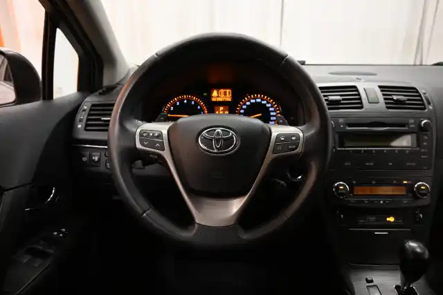 Harmaa Farmari, Toyota Avensis – CTI-996