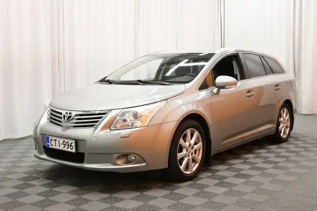 Harmaa Farmari, Toyota Avensis – CTI-996